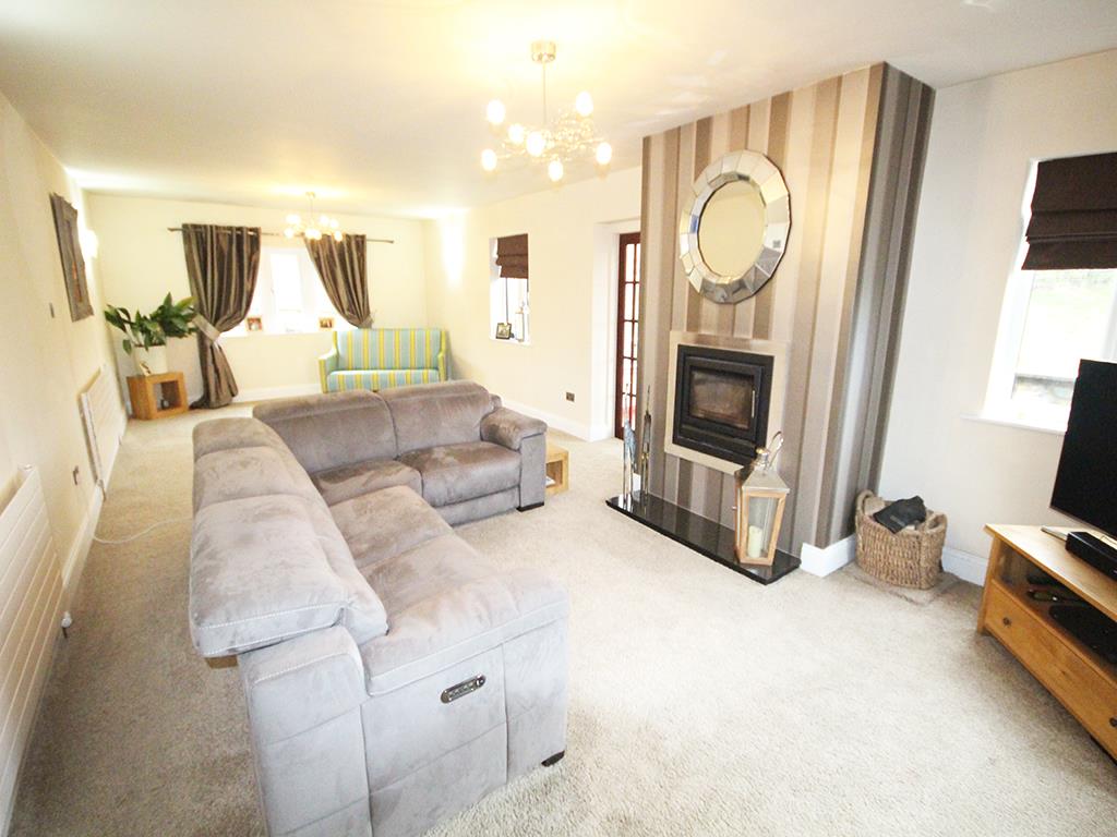 4 bedroom house For Sale in Fence, Burnley - IMG_1021.jpg